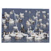 Een kudde sneeuwganzen bij de strand large cadeautasje (Achterkant)