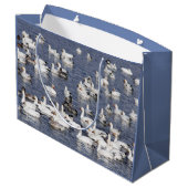 Een kudde sneeuwganzen bij de strand large cadeautasje (Achterkant Gekanteld)