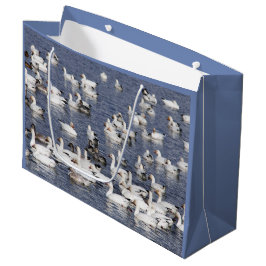 Een kudde sneeuwganzen bij de strand large cadeautasje