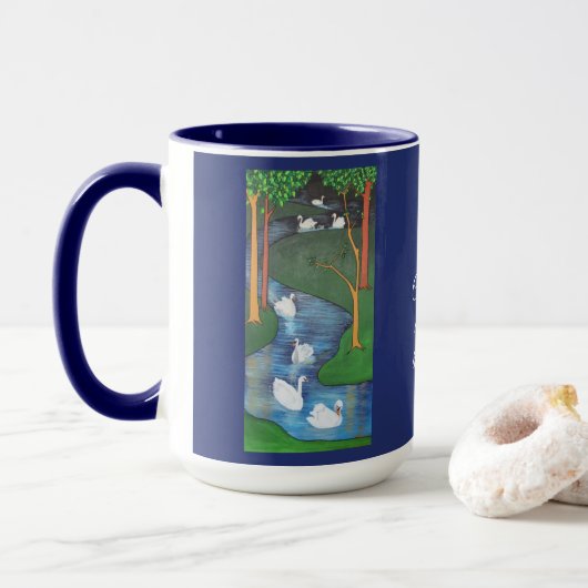 Een kudde van zeven zwanen zwemt mok (Met donut)
