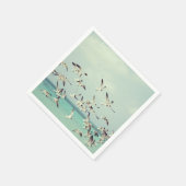 Een kudde vliegende meeuwen boven de oceaan. servet (Hoek)