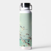 Een kudde vliegende meeuwen boven de oceaan. waterfles (Achterkant)