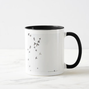 Een kudde vogels vliegen aan de hemel mok