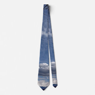 een kudde wolken aan de blauwe hemel stropdas