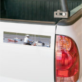 Een kunstenaar in Bosham Harbour, West Sussex, Eng Bumpersticker (Op Truck)