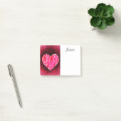 Een Kute Hand tekende Roze Hart op een Grunge Text Post-it® Notes (Kantoor)
