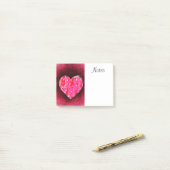 Een Kute Hand tekende Roze Hart op een Grunge Text Post-it® Notes (Op bureau)