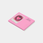 Een Kute Hand tekende Roze Hart op een Grunge Text Post-it® Notes (Schuin)