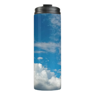 Een laag wolken thermosbeker