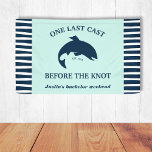 Een laatste cast Viste Bachelor Navy Nautical Spandoek<br><div class="desc">Maak een plons bij de viering van de bruidegom met deze "One Last Cast Before the Knot" vrijgezellenfeestbanner met een gestreepte marine en witte achtergrond met aqua-accenten, nautische marine-lettertype en een gedetailleerde visillustratie. Personaliseer met de naam van de bruidegom voor een aangepaste aanraking. Perfect voor visreizen, weekends in het meer,...</div>