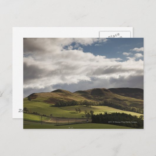 Een landschap met rolheuvels en wolken boven het h briefkaart (Voorkant / Achterkant)