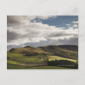 Een landschap met rolheuvels en wolken boven het h briefkaart (Voorkant)