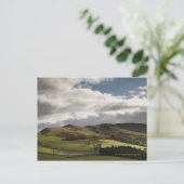 Een landschap met rolheuvels en wolken boven het h briefkaart (Staand voorkant)