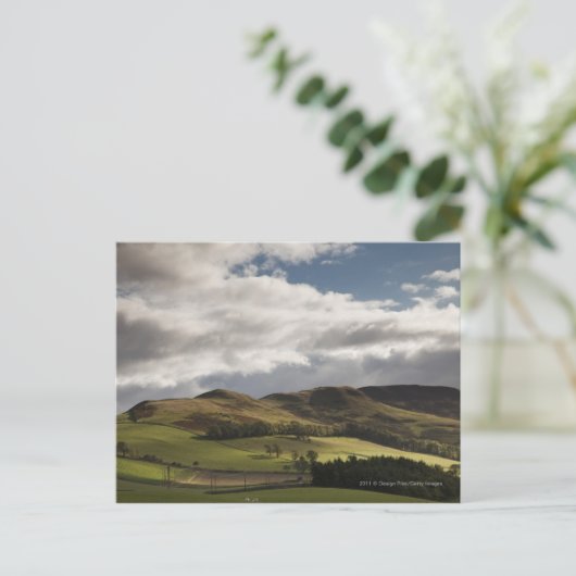 Een landschap met rolheuvels en wolken boven het h briefkaart (Staand voorkant)