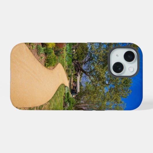 een lang kronkelend voetpad bij Descanso Gardens iPhone 15 Case (Achterkant horizontaal)