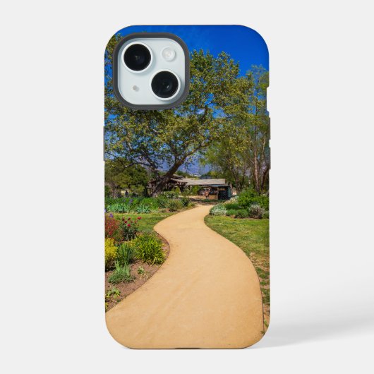 een lang kronkelend voetpad bij Descanso Gardens iPhone 15 Case (Achterkant)
