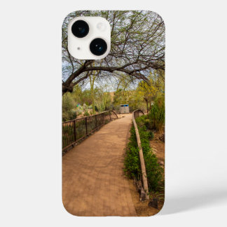 Een lang kronkelend voetpad bij Desert Botanical G Case-Mate iPhone 14 Hoesje