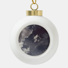 Een lange metalen wolk keramische bal ornament