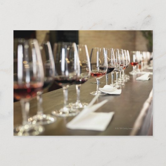 Een lange rij van de opstelling van wijnglazen zo briefkaart (Voorkant)