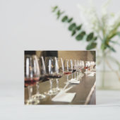 Een lange rij van de opstelling van wijnglazen zo briefkaart (Staand voorkant)