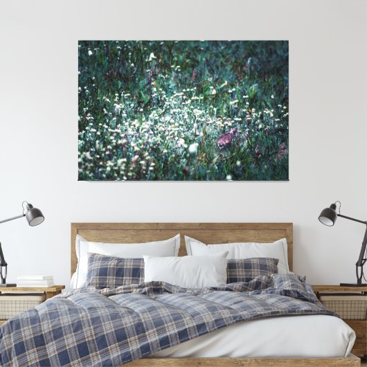 Een Lark in een Meadow Canvas Afdruk (Insitu (Slaapkamer))