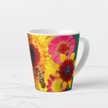 Een latte kopje vol kleurrijke bloemen en bijenpre