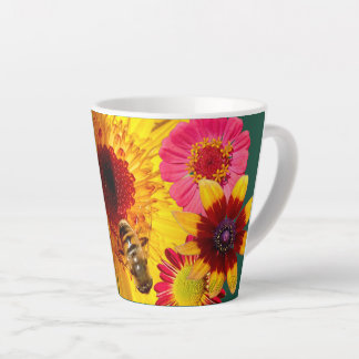 Een latte kopje vol kleurrijke bloemen en bijenpre mok