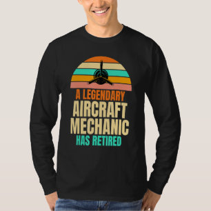 Een legaal Vliegtuig-mechanisme heeft Joke Uni in T-shirt