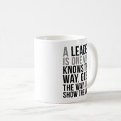Een leider is degene die de weg weet koffiemok (Voorkant rechts)