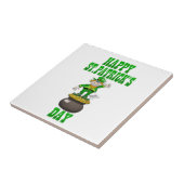 Een Leprechaun die op een pot goud staat. Tegeltje (Zijkant)