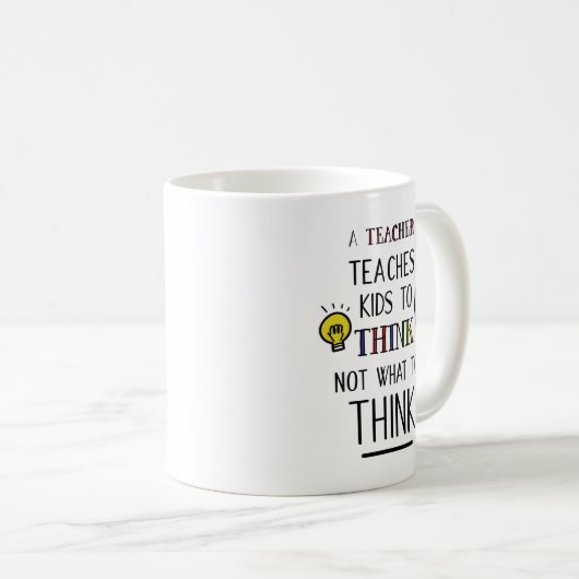 Een leraar leert kinderen om niet te denken wat te koffiemok (Voorkant rechts)