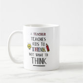 Een leraar leert kinderen om niet te denken wat te koffiemok (Links)