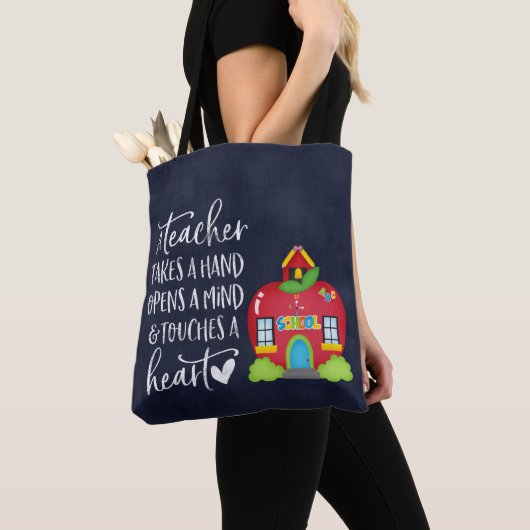 Een leraar neemt de hand op tote bag (Dichtbij)