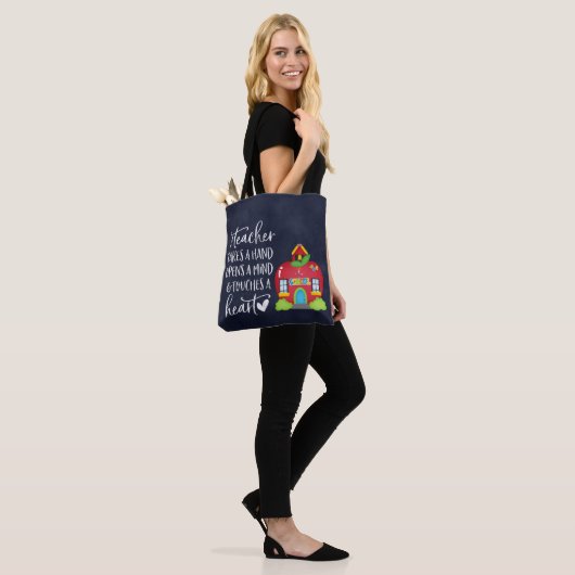 Een leraar neemt de hand op tote bag (Op model)