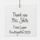 Een leraar neemt een handmatige persoonlijke keramisch ornament (Achterkant)