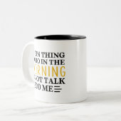 Een leuk ding om 's ochtends te doen is niet met m tweekleurige koffiemok (Voorkant links)