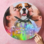 Een leuk regenboogbubbelthema Voeg je eigen Afbeel Grote Klok<br><div class="desc">Fotocollage, 12 foto, sjabloon, creëer, uw eigen, moderne boerderij, tijd doorgebracht met familiecontent, fotoquote, rustiek lijst, teruggewonnen hout, aandenken, aangepaste fotowandklok, gepersonaliseerde fotoklok, familienaam monogram, unieke cadeau-ideeën, kerstcadeaus voor grootouders, housewarming cadeau-ideeën, moderne huisdecoratie, aangepaste fotogeschenken, vakantiegeschenken voor ouders, aandenken aan huwelijkscadeau voor koppel, ontwerp je eigen, ricaso, instagram, maak het...</div>