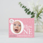Een leuke babyfoto roze bloem verjaardagsuitnodigi briefkaart (Staand voorkant)