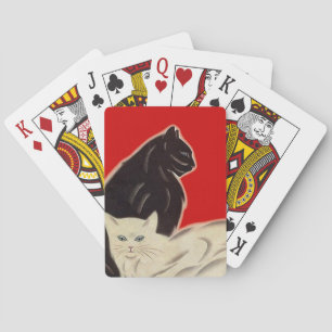 Een leuke kattenpoot poetst roodzwart pokerkaarten