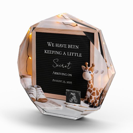 Een leuke vreugdevolle baby giraffe zwangerschapsa fotoblokken (Rechts)