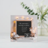 Een leuke vreugdevolle baby giraffe zwangerschapsa kaart (Staand voorkant)