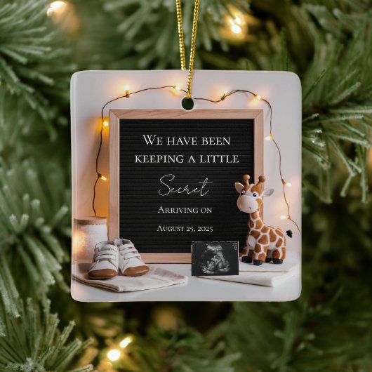 Een leuke vreugdevolle baby giraffe zwangerschapsa keramisch ornament (Boom)