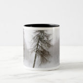 Eén leuningboom in een sneeuwbedekte pad tweekleurige koffiemok (Center)