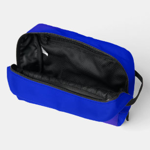 Een levendig blauwe ritssluitingstas met een subti toilettasje