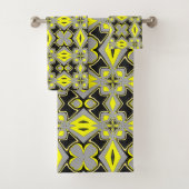 Een levendig geel zwart stofpatroon ontwerp bad handdoek (Insitu)