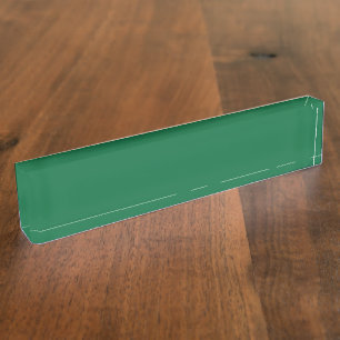 Een levendig groen blad met duidelijke nerven is v naambordje