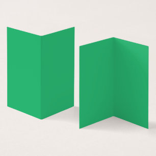 Een levendig groen blad met prominente aderen en e kaart