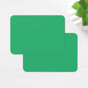 Een levendig groen blad met prominente aderen en e visitekaartje