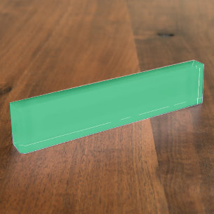 Een levendig groen blad met prominente nerven en e naambordje