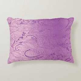 Een levendig paarse stof ontwerp met ingewikkelde accent kussen